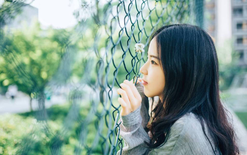 假话如同台词，常常是背熟了再说；真话如同咳嗽，多数是在压抑不住的时候喷涌而出。